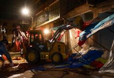 Puno: Con maquinaria pesada retiran carpas instaladas en calles de la plaza San José