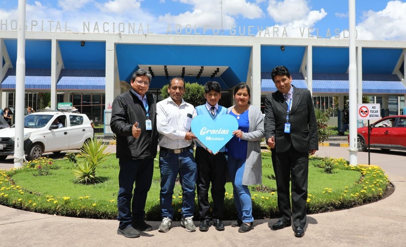 Ambos pacientes fueron intervenidos durante una jornada de desembalse quirúrgico que busca agilizar el acceso a cirugías en EsSalud Cusco.