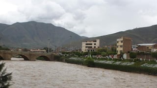 Crecida del río Huallaga afecta bases del puente Calicanto