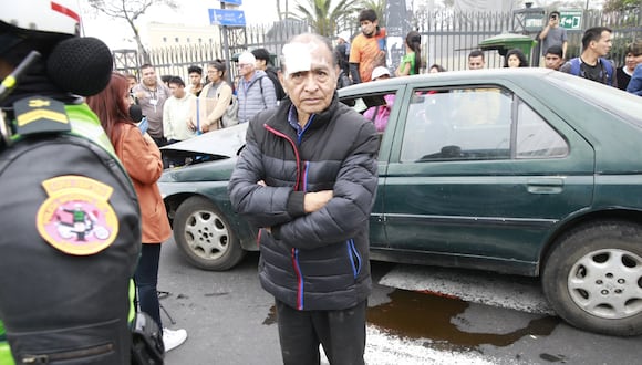 El auto conducido por el huanuqueño y viudo, Alarino Gabriel Palma Valladares, de 70 años, atropelló a cinco personas cuando iban a cruzar la pista para luego impactar con otros dos carros, frente al centro comercial El Hueco. Foto: GEC.
