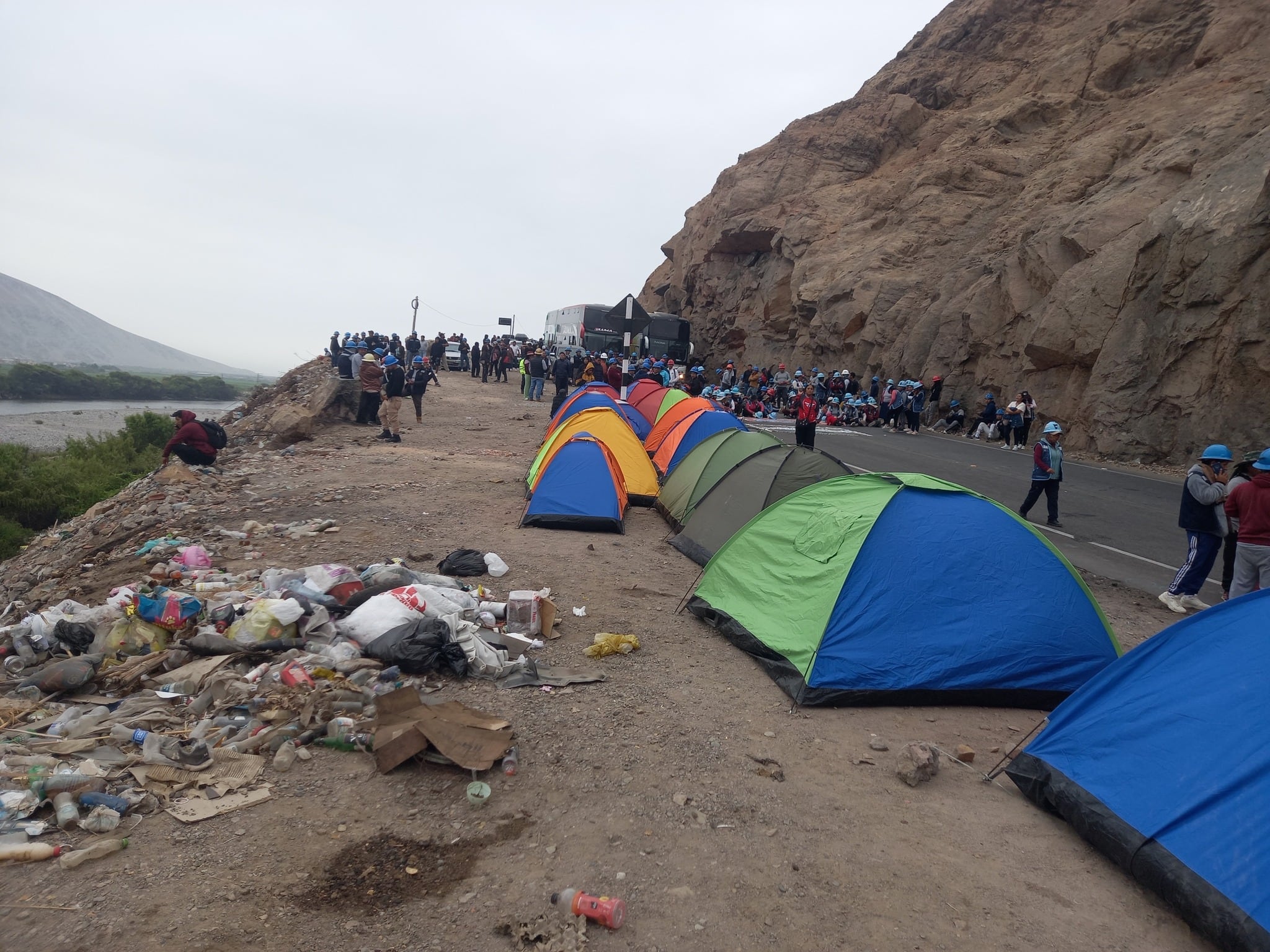 Bloqueo de mineros informales en Ocoña, Camaná. Foto: Radio Ocoña Super Stereo 98.5 Fm.