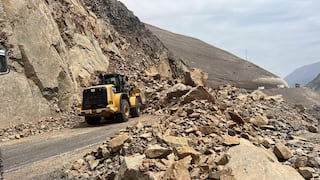 Arequipa: Deslizamiento de rocas bloqueó carretera en distrito Mariano Nicolás Valcárcel