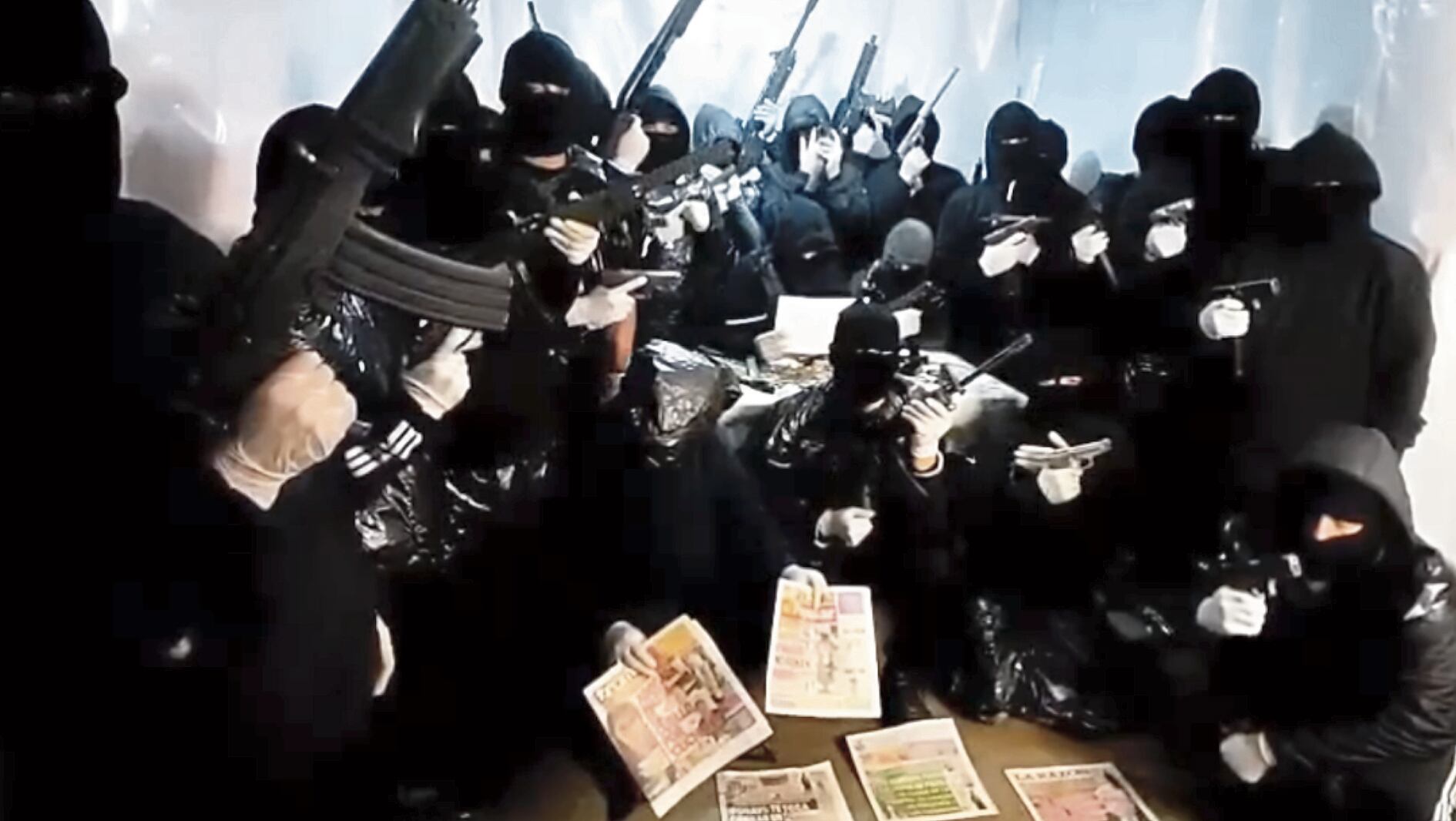 Tras la detención del exagente ‘JJ’, brazo armado de ‘Los Injertos del Cono Norte’, el líder de la organización, alias ‘El Monstruo’, difundió videos amenazantes mostrando fusiles AR-15 y lanzando advertencias a la PNP y empresarios.