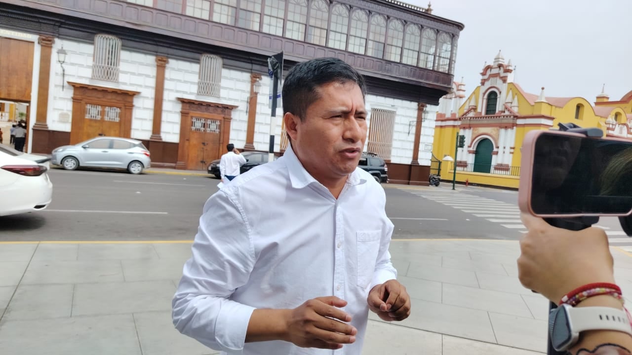 Candidato al Gobierno Regional por Somos Perú fue denunciado por el uso de vehículo municipal durante marcha de sacrifico en donde exigió obras.