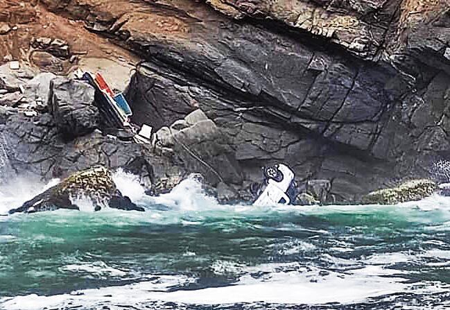 Vehículo cayó a lo profundo de un acantilado. (Foto: Difusión)