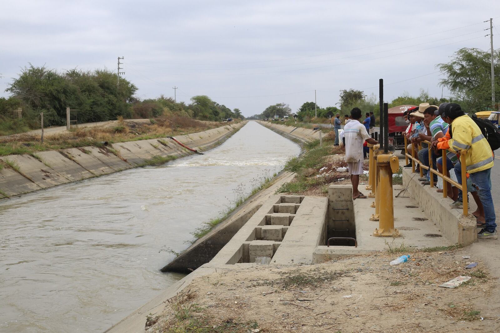 El padre de familia de 47 años de edad se arrojó para aplacar el calor, pero nunca salió de las aguas, según sus amigos. Sucedió cerca del puente del sector Parkinsonia