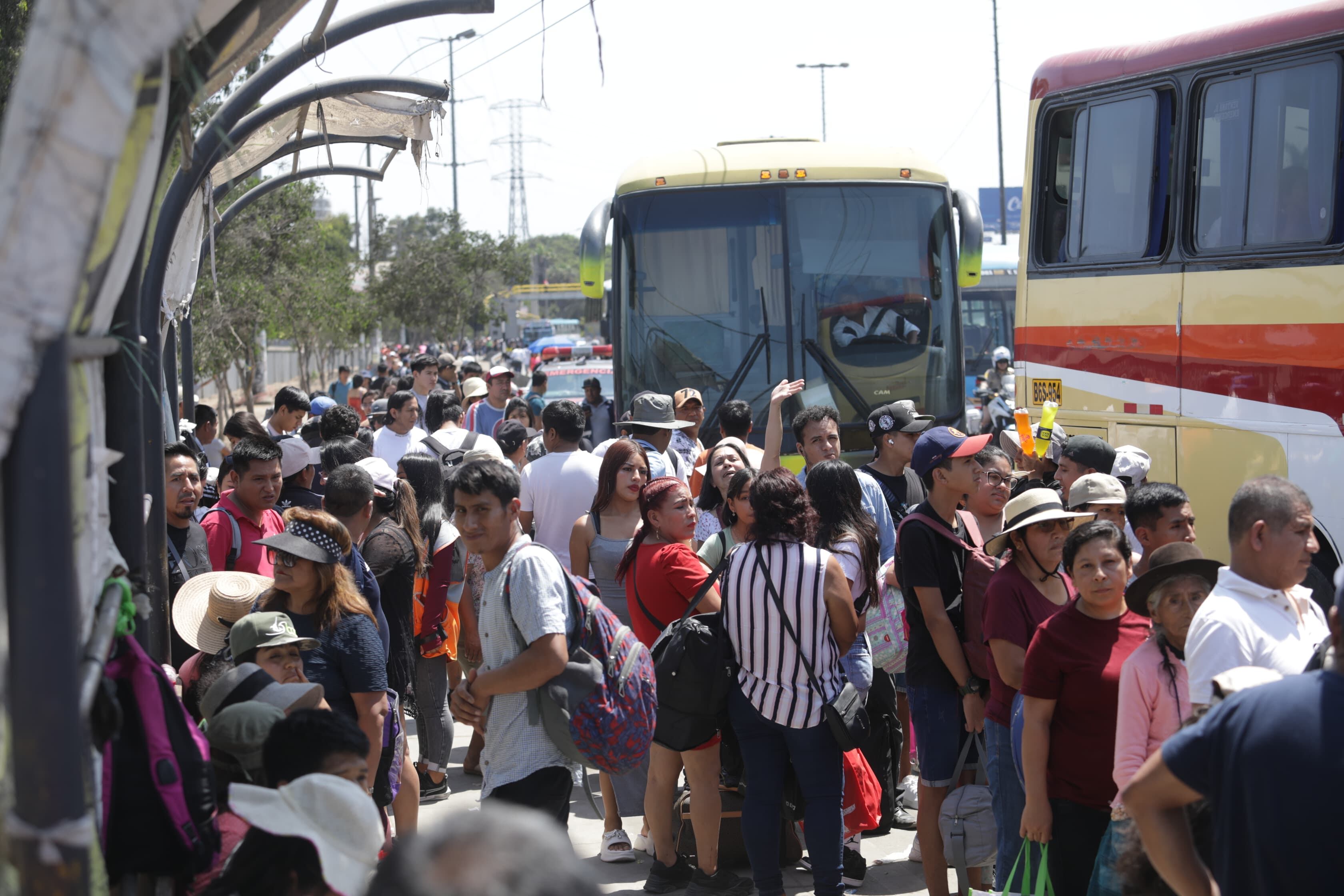 Familias salen de Lima para pasar el feriado largo de Semana Santa en el sur del país. Fotos Britanie Arroyo / @photo.gec