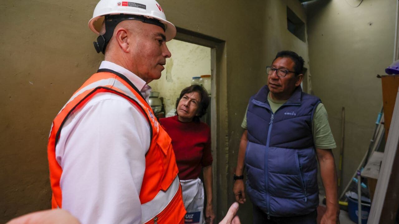 Ministro de Vivienda inspeccionó los inmuebles que sufrieron daños tras la detonación de dinamita y aseguró que las viviendas se repararán pronto.