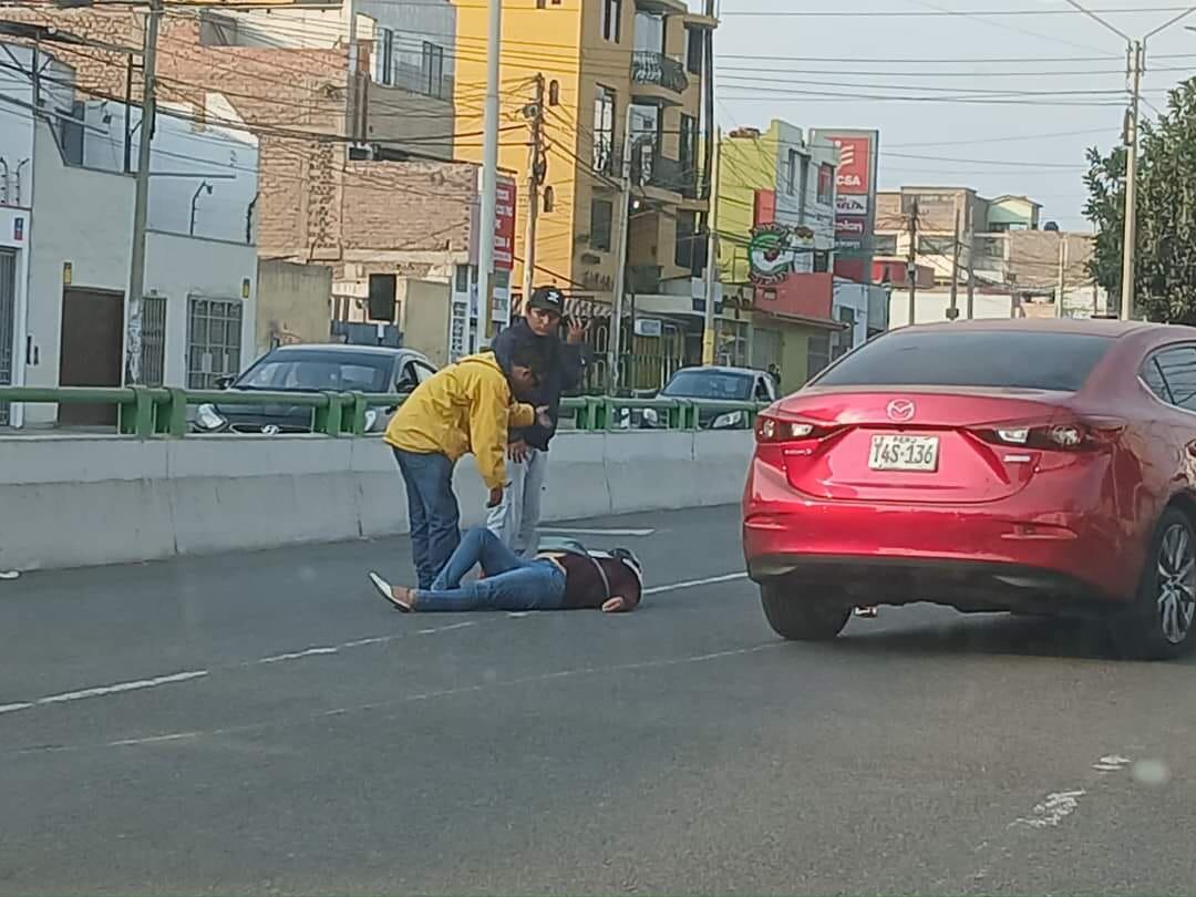Víctima quedó tirada en medio de la vía, en la avenida América Sur. Ella tuvo que ser trasladada a un centro de salud cercano.