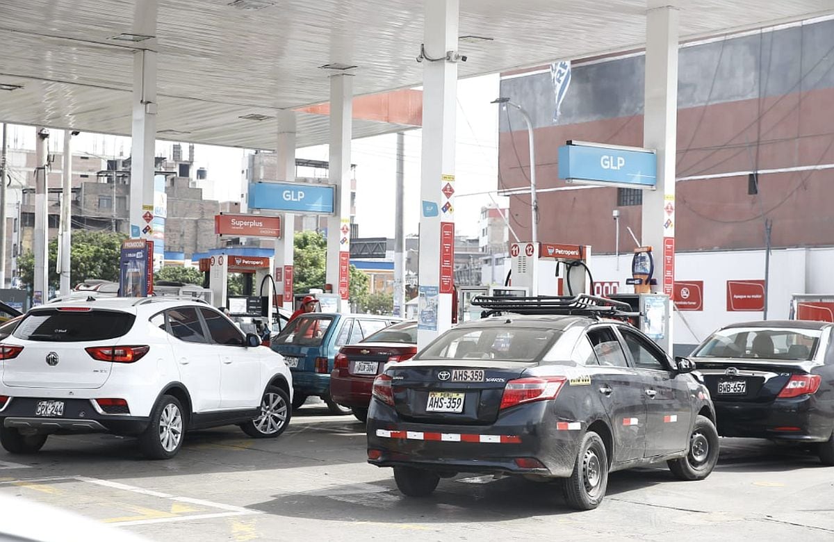 El director del gremio, Carlos Puente, señaló que el abastecimiento de combustibles está restringido y que el problema se agravó por la crisis energética. (Foto: César Campos/@photo.gec)