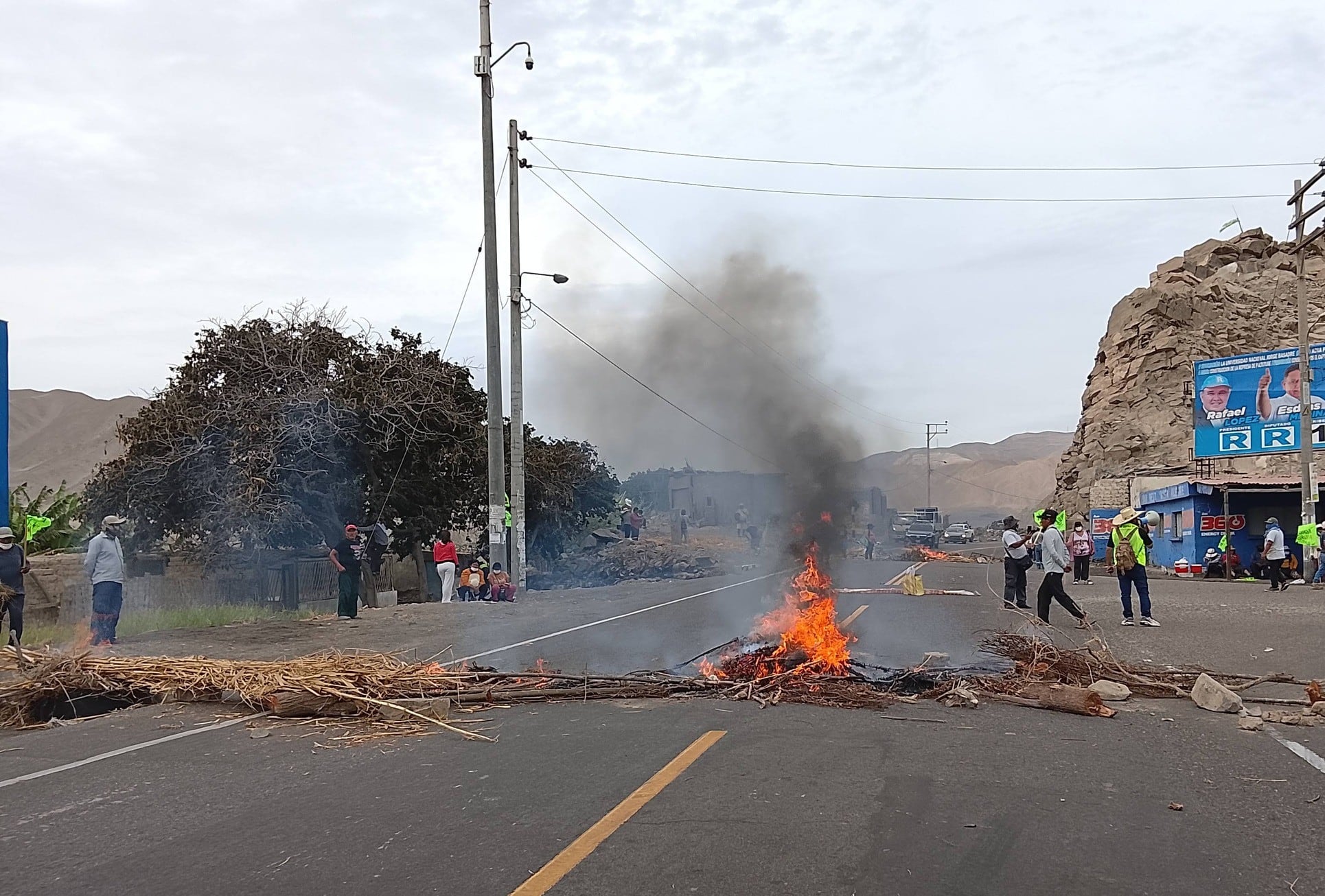 Bloquean la Panamericana Sur en Arequipa a la altura de El Fiscal, contra el proyecto minero Tía María (Foto: Difusión)