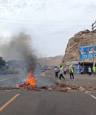 Bloquean la Panamericana Sur en Arequipa a la altura de El Fiscal, contra el proyecto minero Tía María (Foto: Difusión)