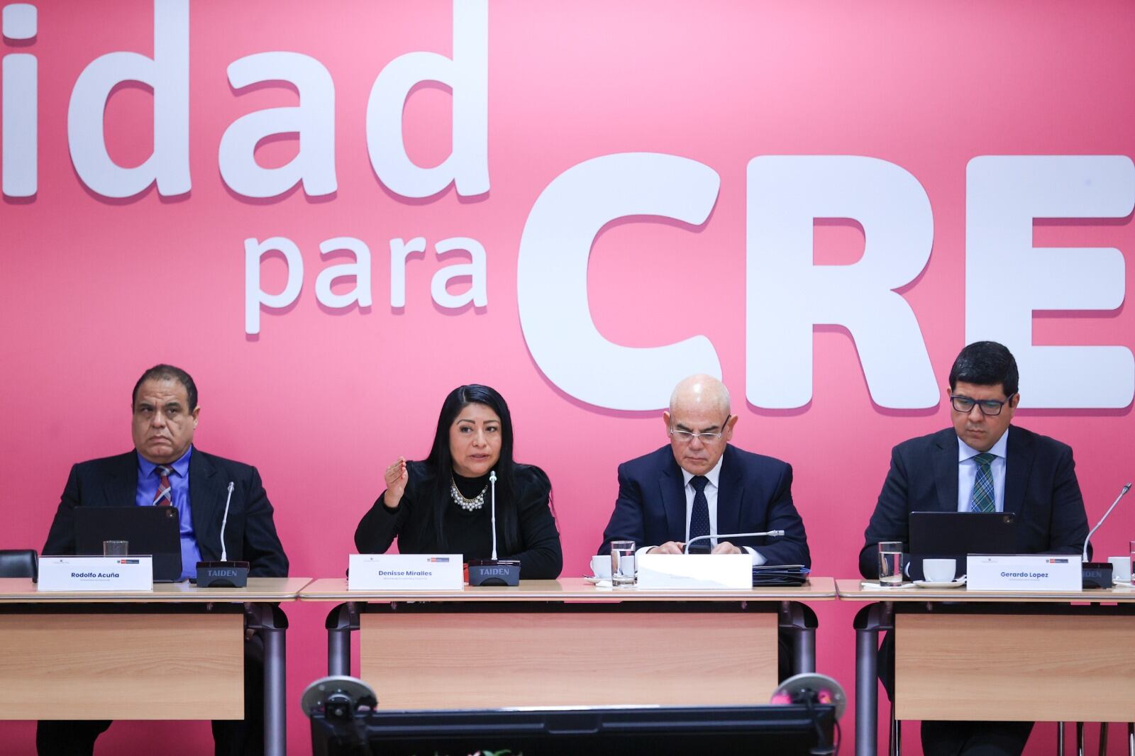 En conferencia de prensa, ministra Denisse Miralles dijo que el MEF no busca aumentar el presupuesto, sino priorizar gastos para enfrentar la inseguridad.