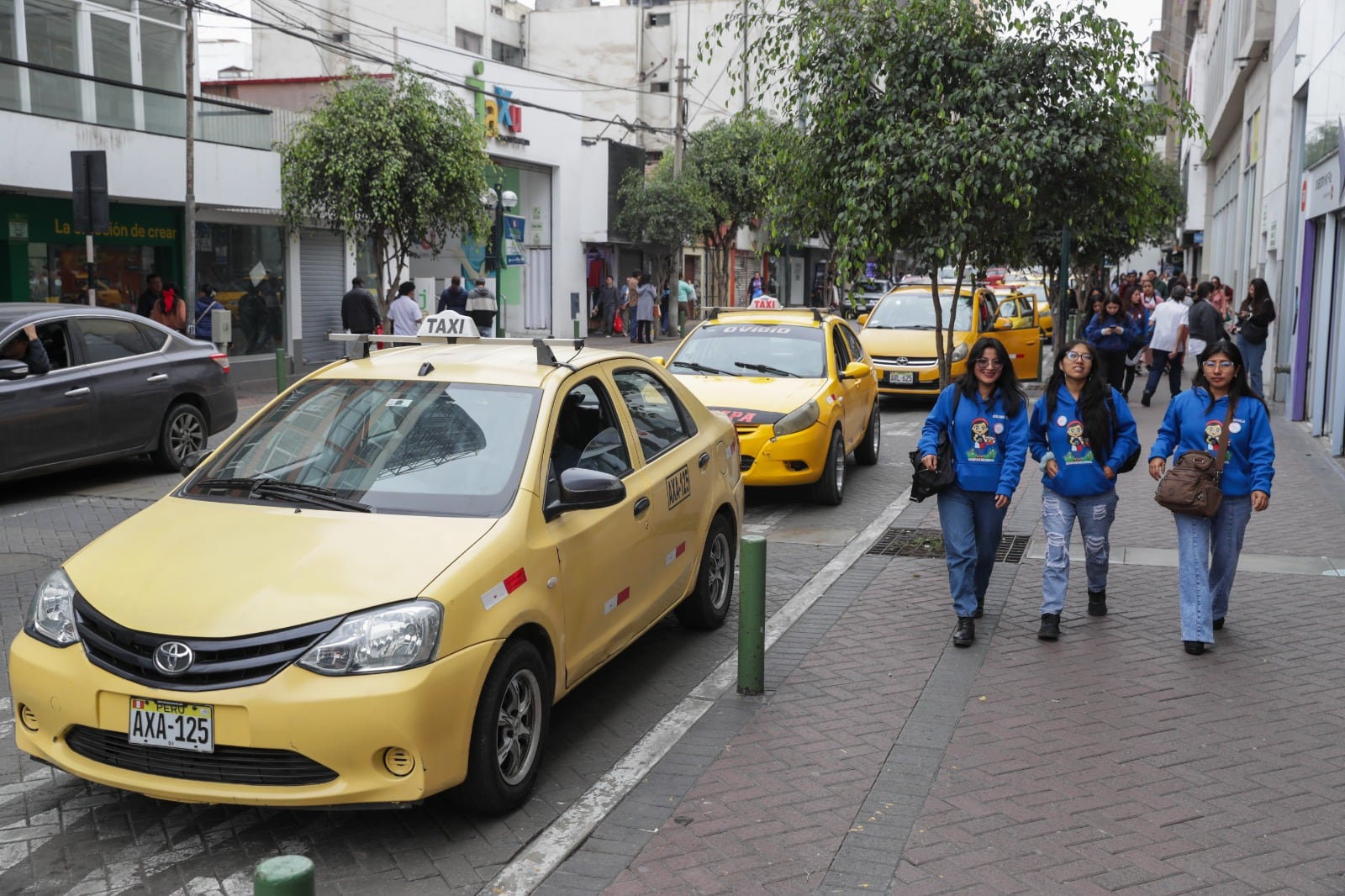 Taxistas deben adecuar sus unidades al color amarillo.