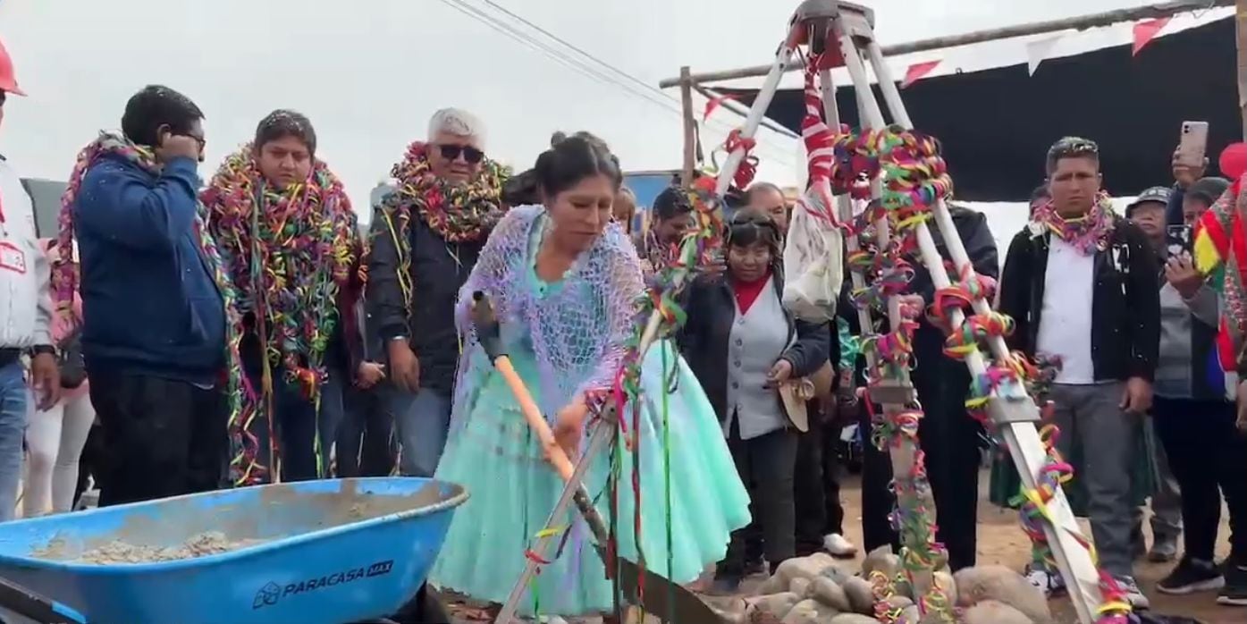 A las 11:30 h se colocó la primera piedra de la obra de saneamiento. (Foto: Difusión)
