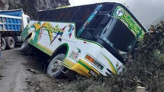 Sandia: bus de pasajeros por poco cae a barranco en valle de Alto Inambari