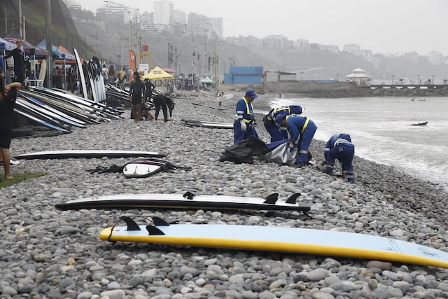 Miraflores retira cinco toneladas de basura tras oleajes anómalos en sus playas (Fotos: César Campos/GEC)