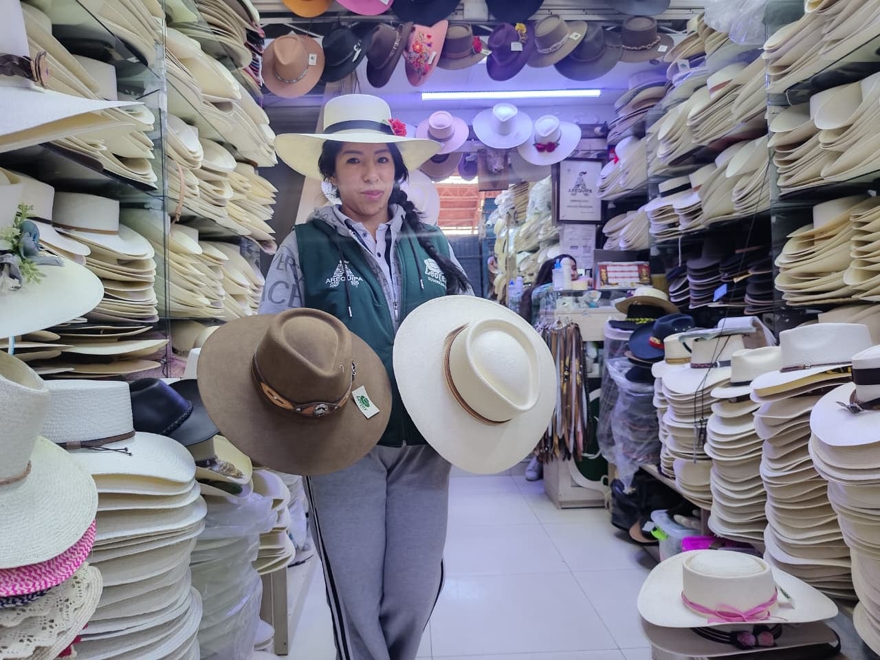 Sobreros como regalos por el Día del Padre en el centro comercial La Barraca. (Foto: Flor Barrios/@photo.gec)