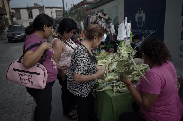 En Domingo de Ramos, los feligreses compran las palmas, las cuales se colocan tradicionalmente en las puertas de la viviendas como protección al hogar. (Foto: Anthony Niño de Guzmán/ @photo.gec)