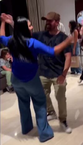 Tula Rodríguez bailando con uno de los hijos de Javier Carmona.