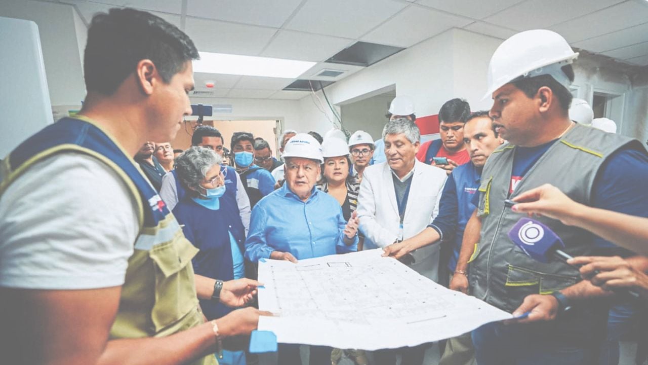 César Acuña, gobernador regional de La Libertad, visitó el nosocomio.