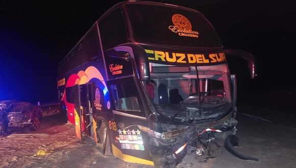 La parte delantera de bus quedó totalmente destrozada por el impacto. (Foto: Difusión)