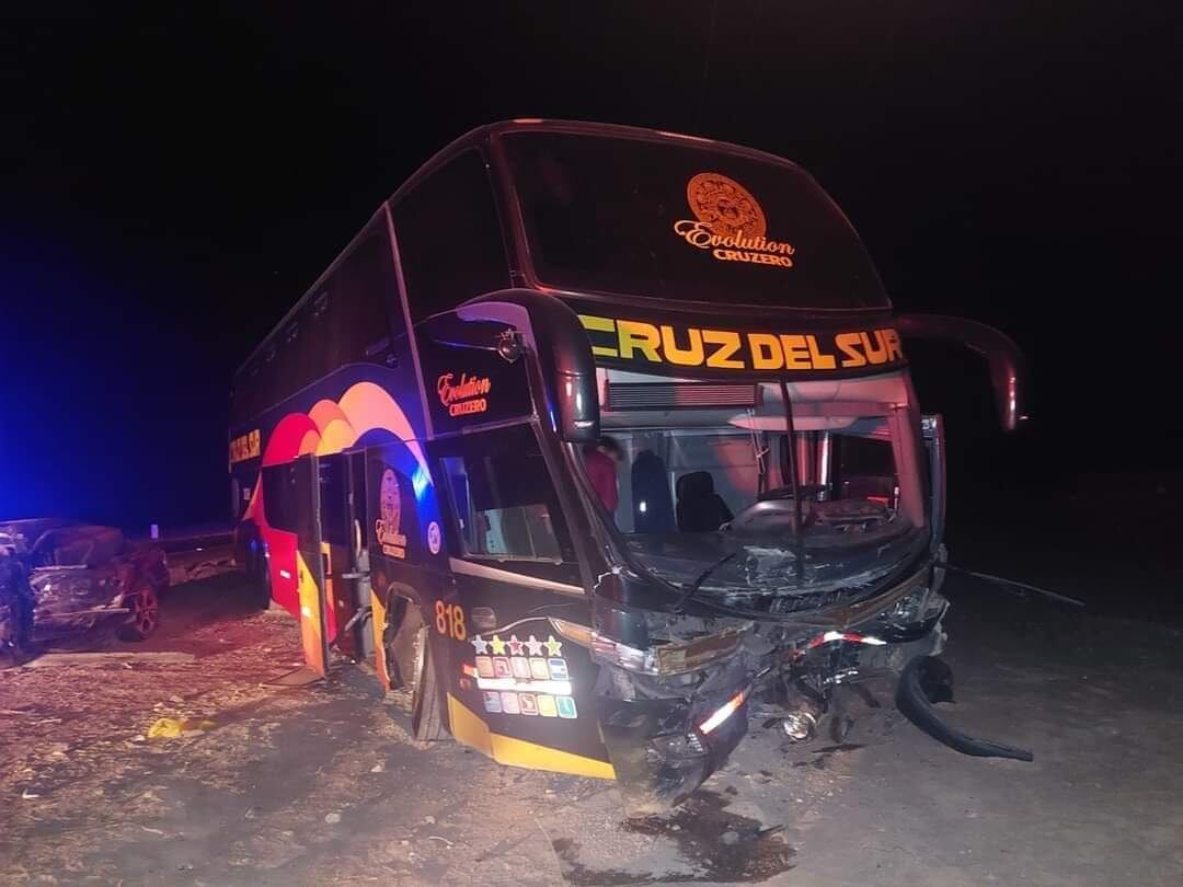 La parte delantera de bus quedó totalmente destrozada por el impacto. (Foto: Difusión)