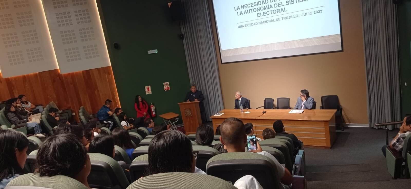 En seminario internacional organizado por la Escuela de Ciencia Política de la casa superior de estudios.