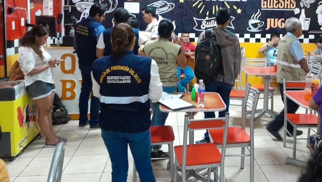 Encontraron que el personal manipulaba los alimentos sin la indumentaria respectiva