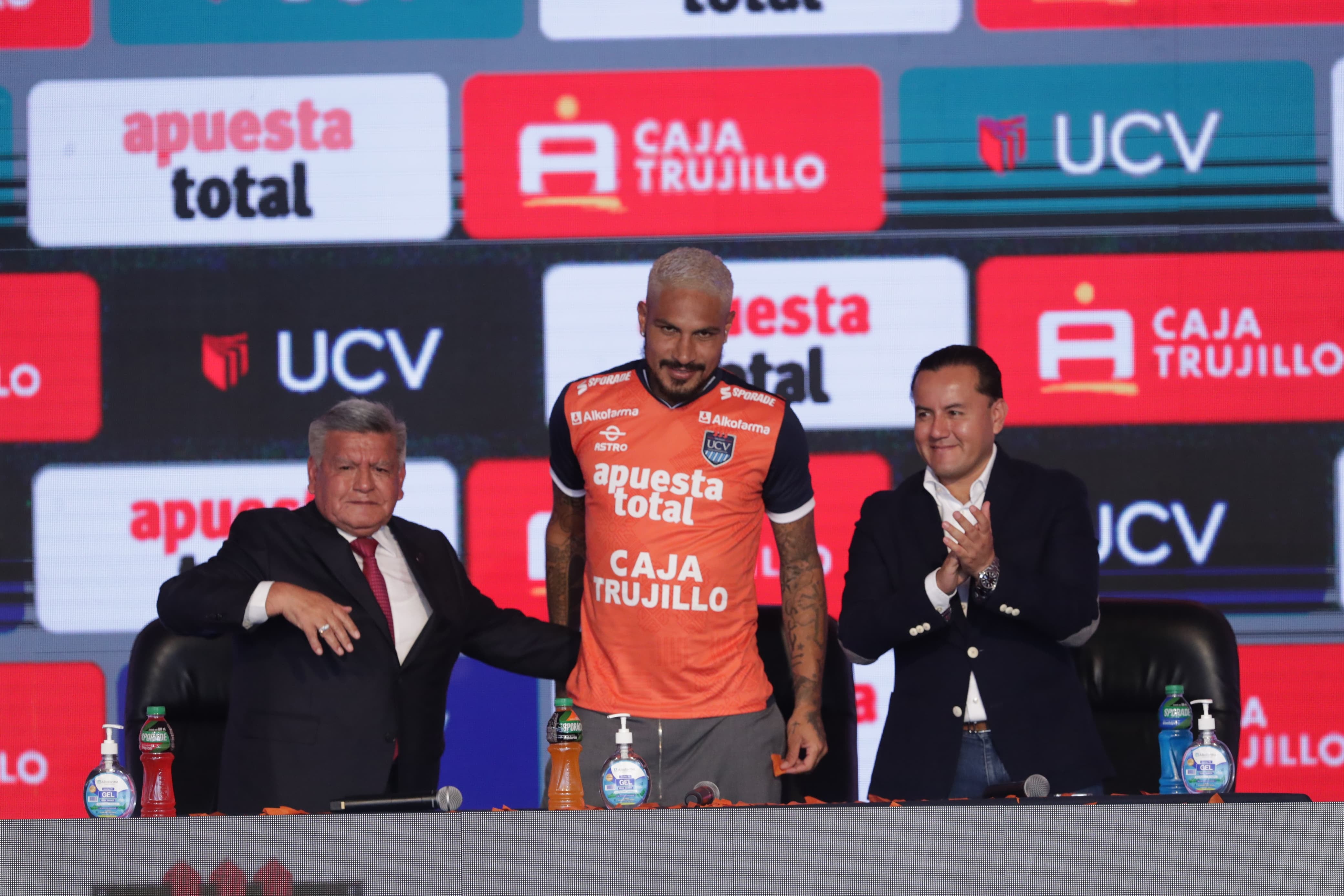 Paolo Guerrero fue presentado por César Acuña en UCV (Alessandro Currarino / @photo.gec)