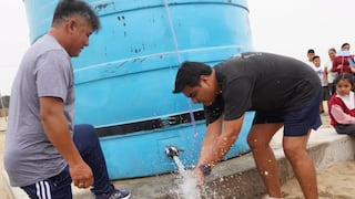 Alcalde de Trujillo entrega tanques de agua y losa deportiva renovada