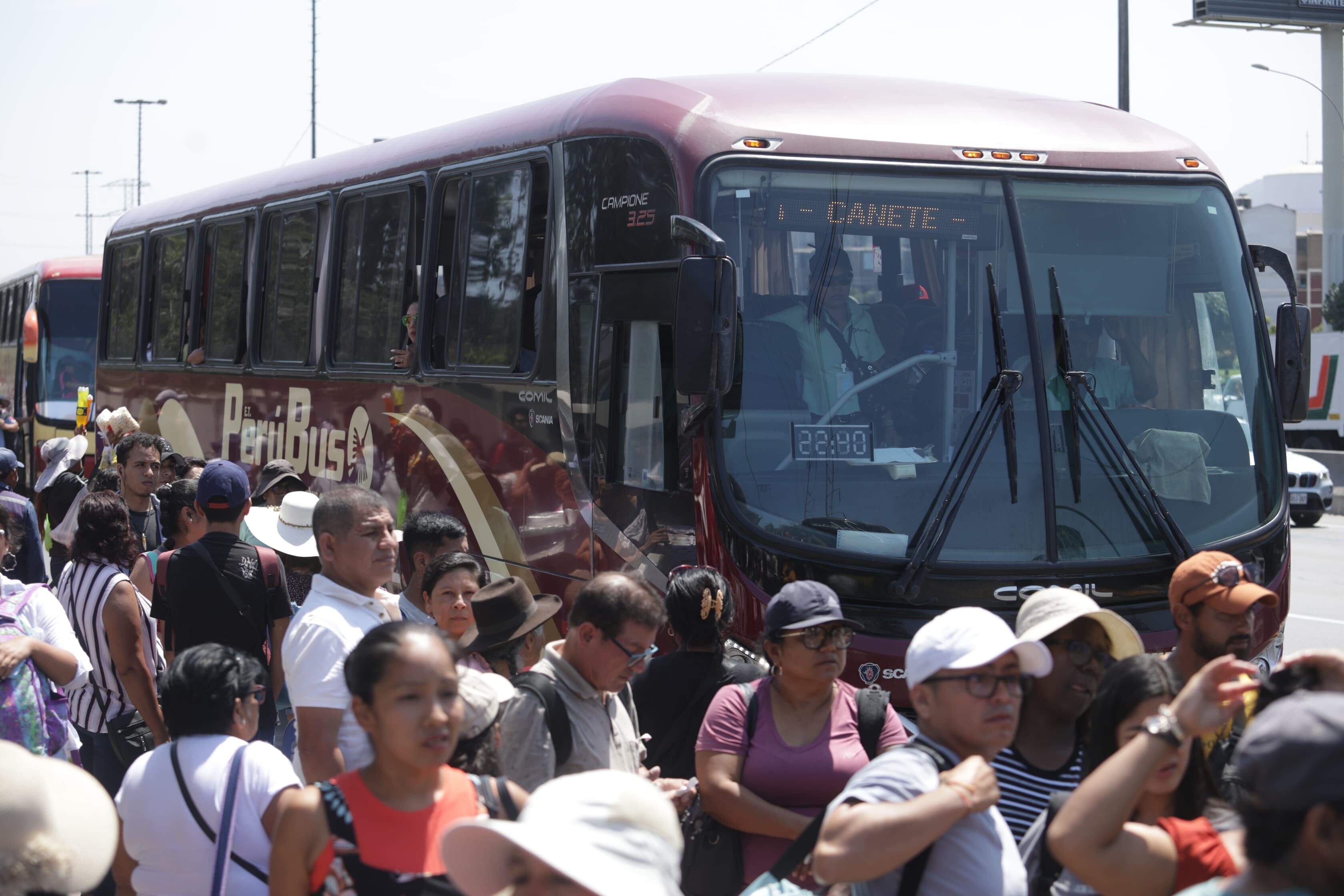 Familias salen de Lima para pasar el feriado largo de Semana Santa en el sur del país. Fotos Britanie Arroyo / @photo.gec