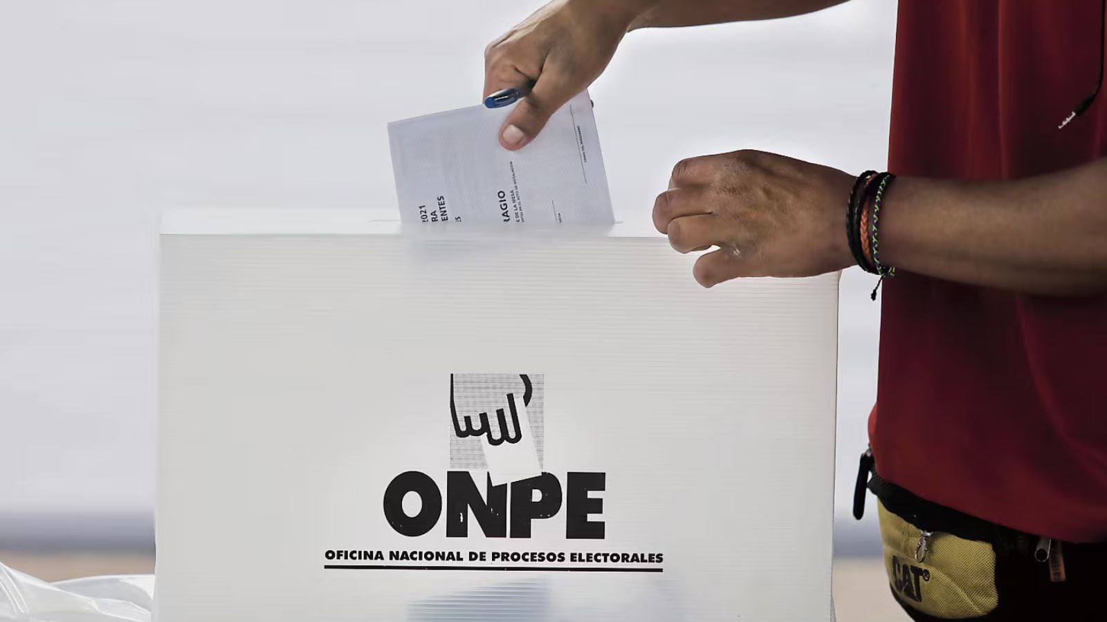 Por su parte, Piero Corvetto, jefe de la Oficina Nacional de Procesos Electorales (ONPE), advirtió que “mendigan” locales de votación.