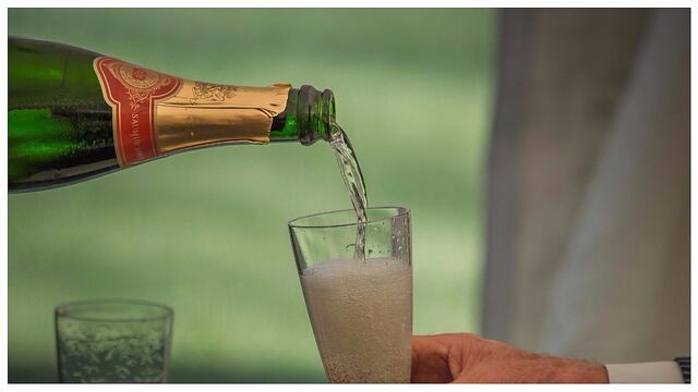 Instagram: joven graba a aeromoza devolviendo champán de una copa a la botella (VIDEO)