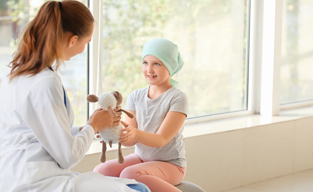 Durante el tratamiento oncológico pediátrico, el entorno emocional y el acompañamiento familiar pueden influir en la continuidad del tratamiento y en las posibilidades de recuperación.