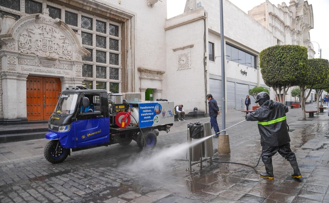 Activan unidades con agua a presión y caliente para limpiar el centro de Arequipa. Foto: Municipalidad Provincial de Arequipa.