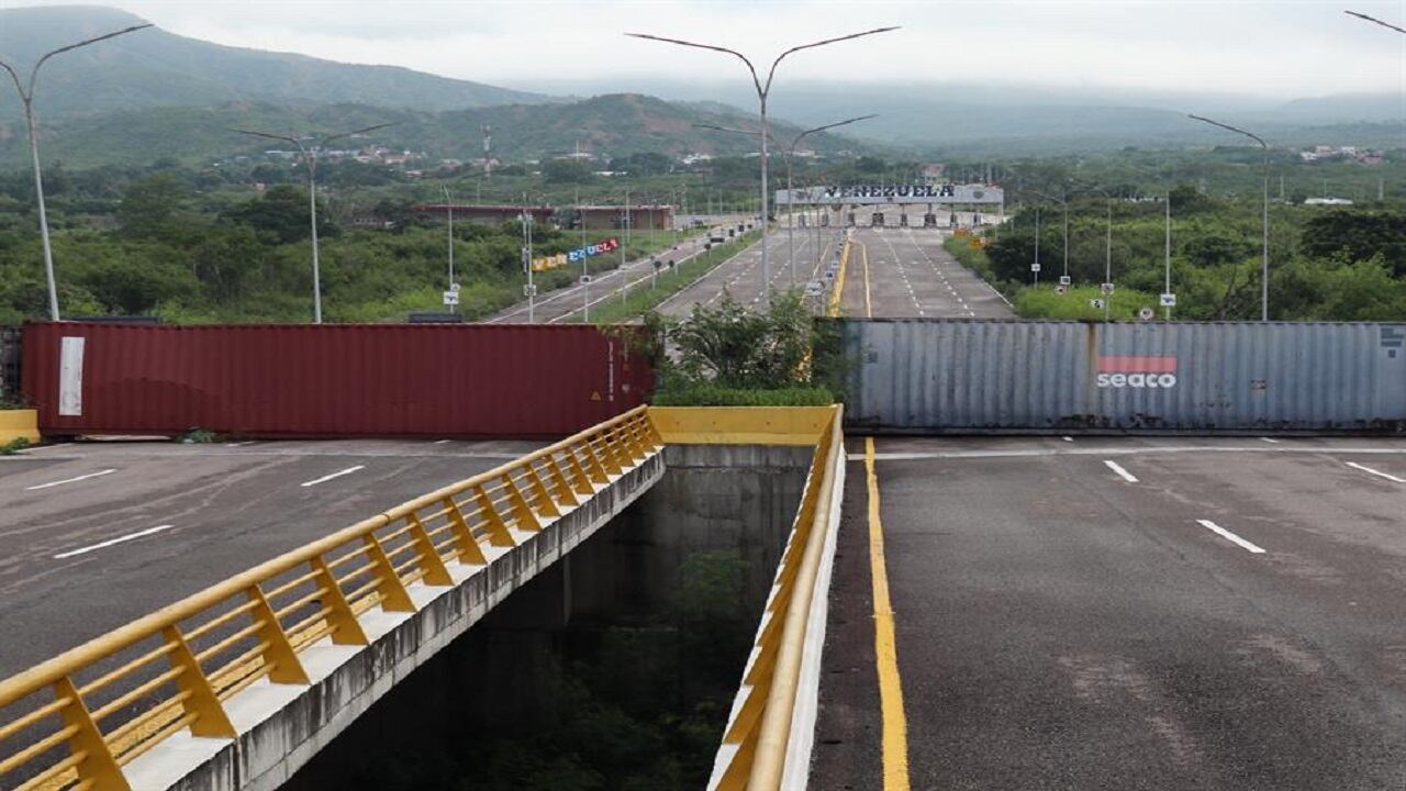 Contenedores en el puente Internacional Atanasio Girardot que une a Cúcuta con el estado de Táchira Venezuela, en Cúcuta (Colombia) . EFE/ Mario Caicedo