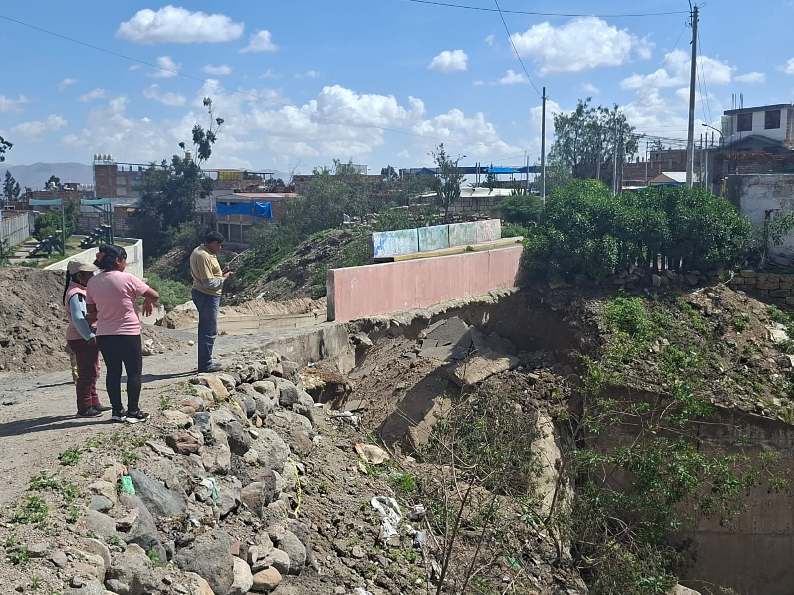Colapsó puente en el distrito de Cayma. Foto: HBA.