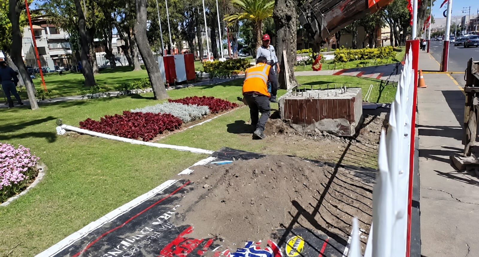 Empresa instalaba estructura para publicidad sin autorización en parque Charlotte de Arequipa (Foto: Municipalidad de Arequipa)