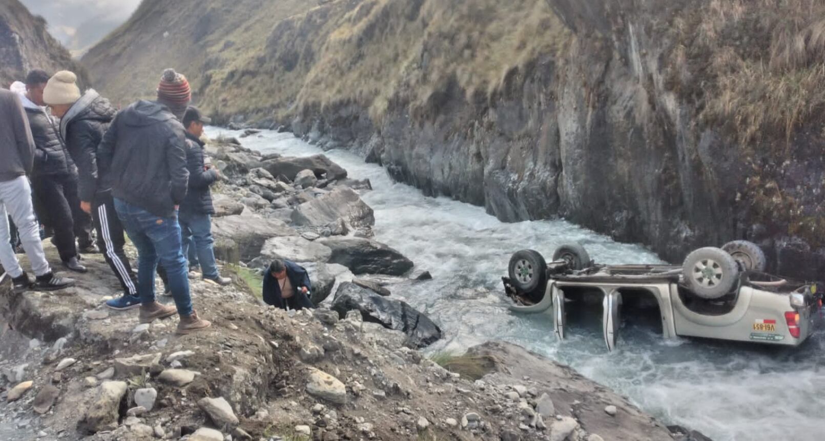 Camioneta terminó en la corriente del río.