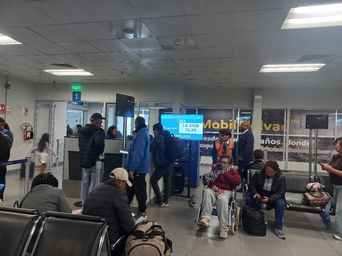 Pasajeros esperan la reprogramación de vuelos a diferentes destinos desde Arequipa (Foto: GEC)