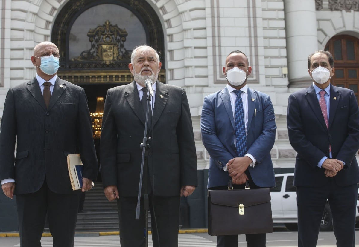 La bancada de Renovación Popular, que se ha hecho trizas por desavenencias internas, venía dando tumbos hace rato, según lo narrado por el congresista Jorge Montoya.