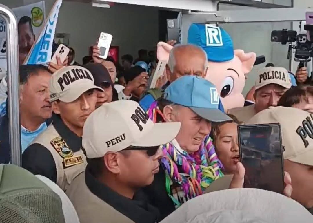 Familiares de las víctimas del 9 de enero protestaron contra la presencia del candidato presidencial en Juliaca. Los disturbios obligaron a suspender una actividad política programada en la ciudad.