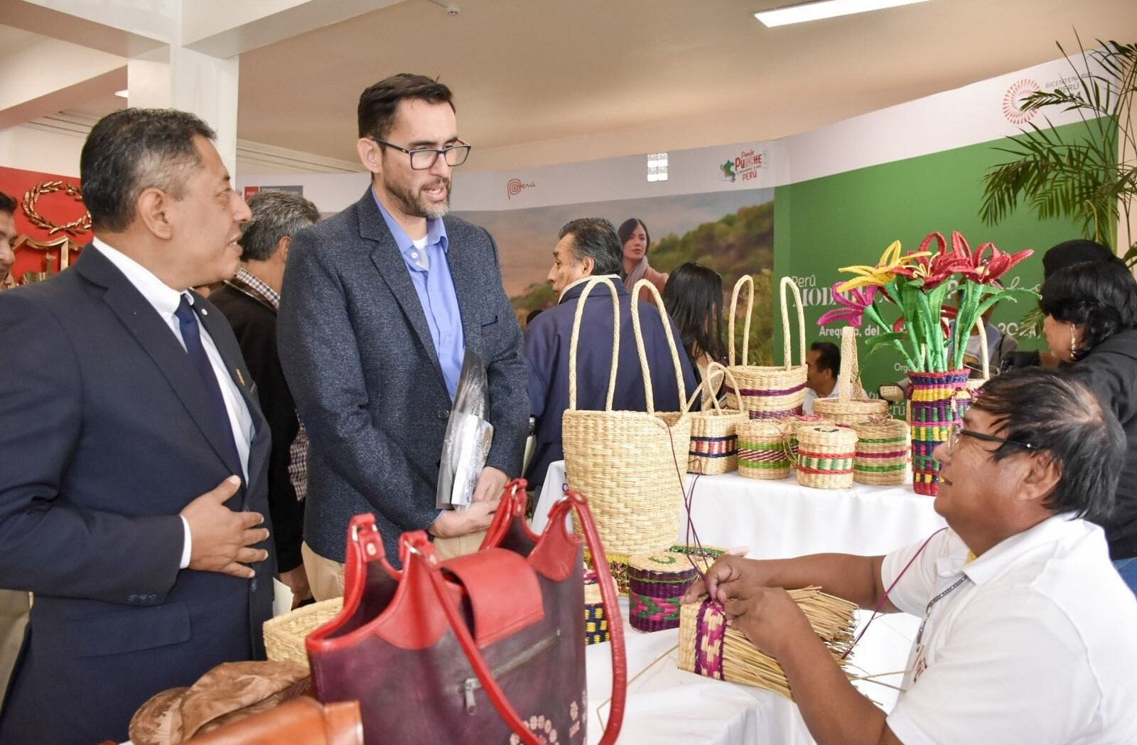 Alcalde y artesanos llevaron cultura viva a la capital de la república.