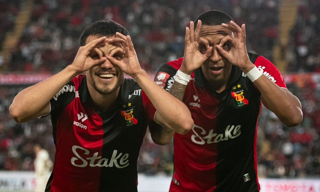 MELGAR ARROLLA A UNIVERSITARIO EN LOS PRIMEROS MINUTOS