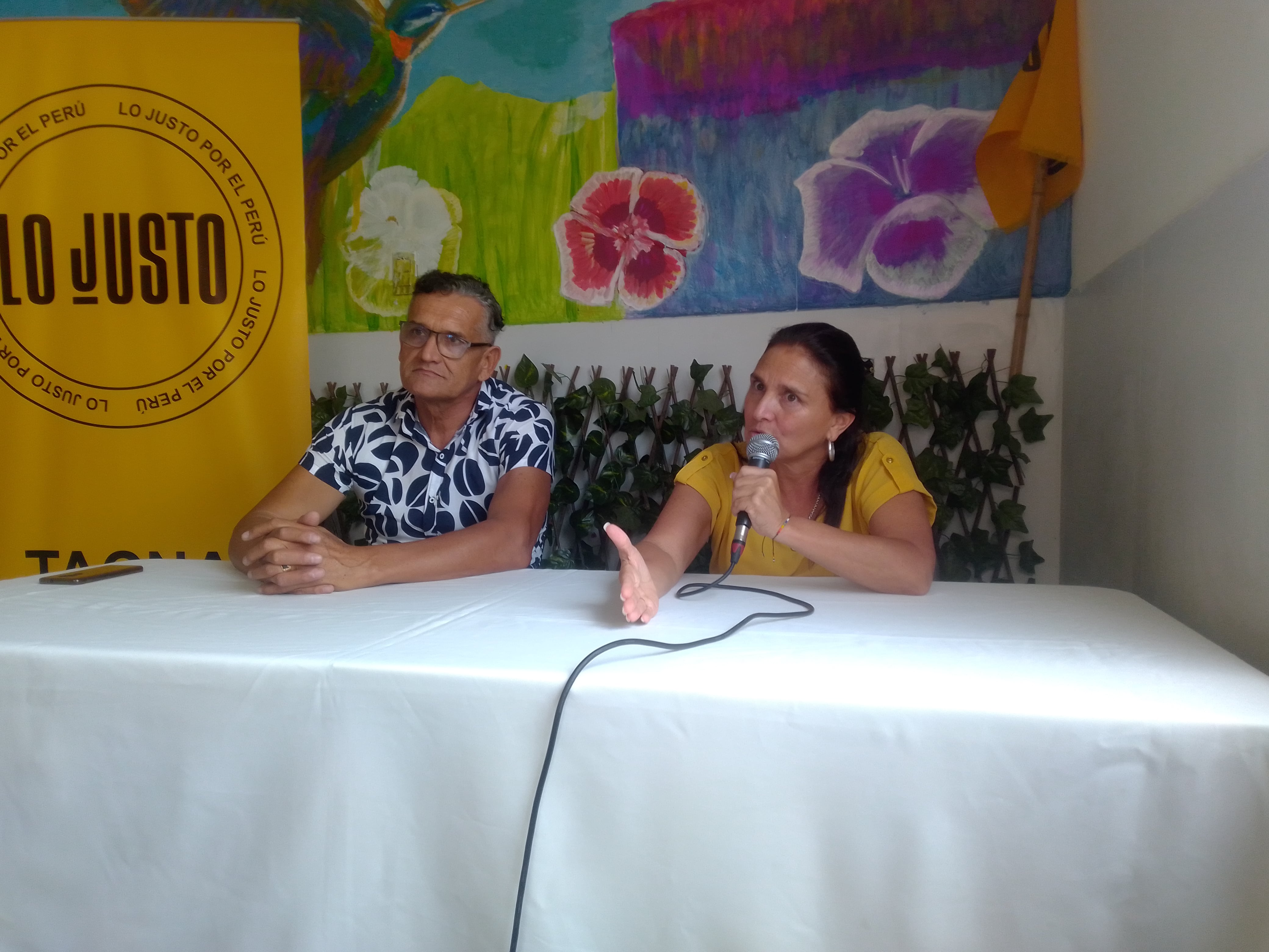 Exministra y excongresista Marisol Pérez Tello junto al servidor Jesús Ascuña brindaron conferencia. (Foto: Adrian Apaza)