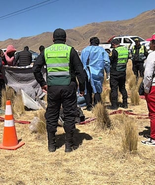 Puno: Chofer falleció tras aparatoso despiste y vuelco de un vehículo en una curva