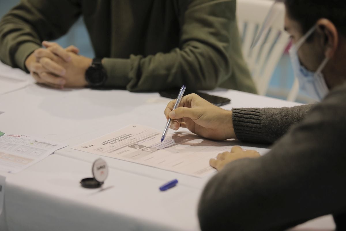 En la foto, se realiza el conteo oficial de votos de las Elecciones Generales 2021 en el Estadio Manuel Bonilla en Miraflores bajo la supervisión de agentes del JNE, la ONPE y la OEA. (Foto: Leandro Britto / @photo.gec)