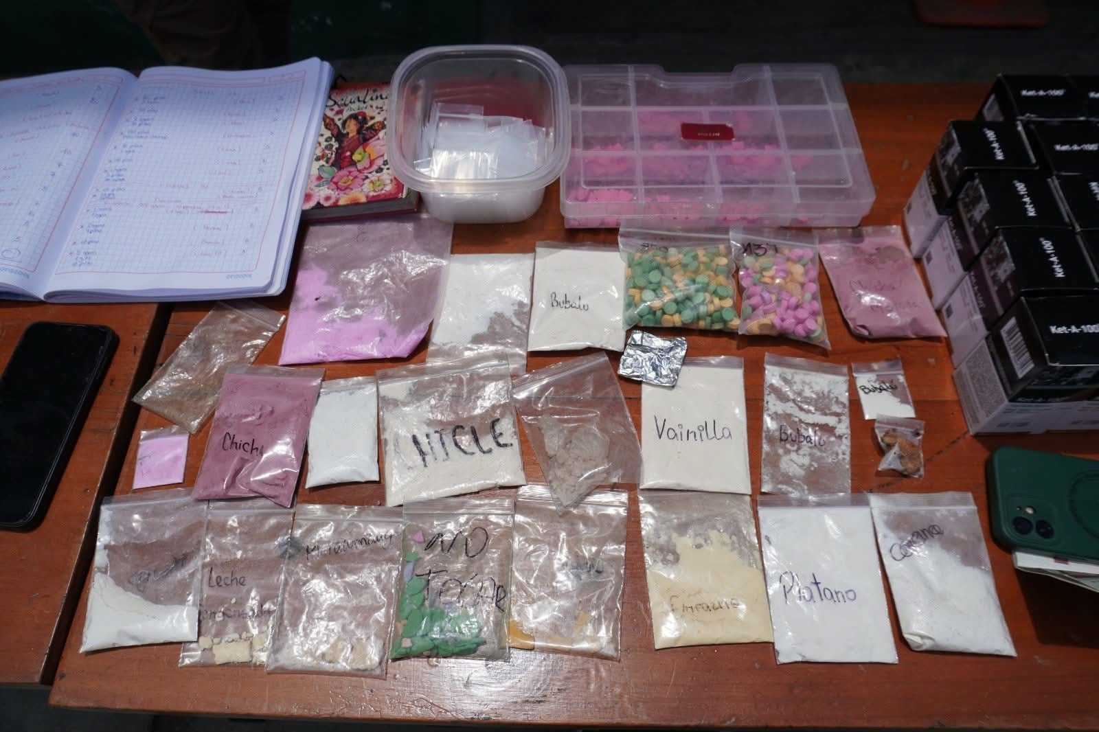 Él tenía bajo sus órdenes a cuatro personas que se encargaban de entregar la droga sintética vía delivery a los clientes.