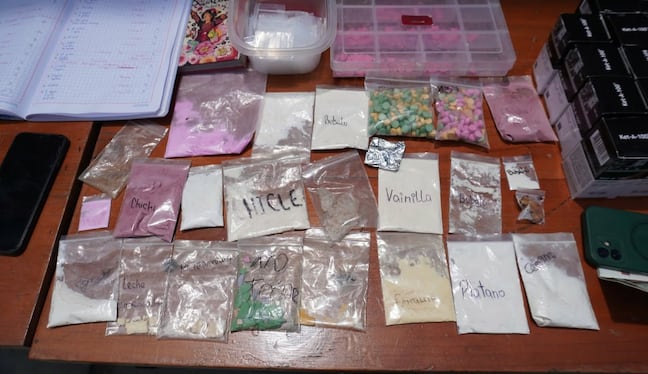 Él tenía bajo sus órdenes a cuatro personas que se encargaban de entregar la droga sintética vía delivery a los clientes.